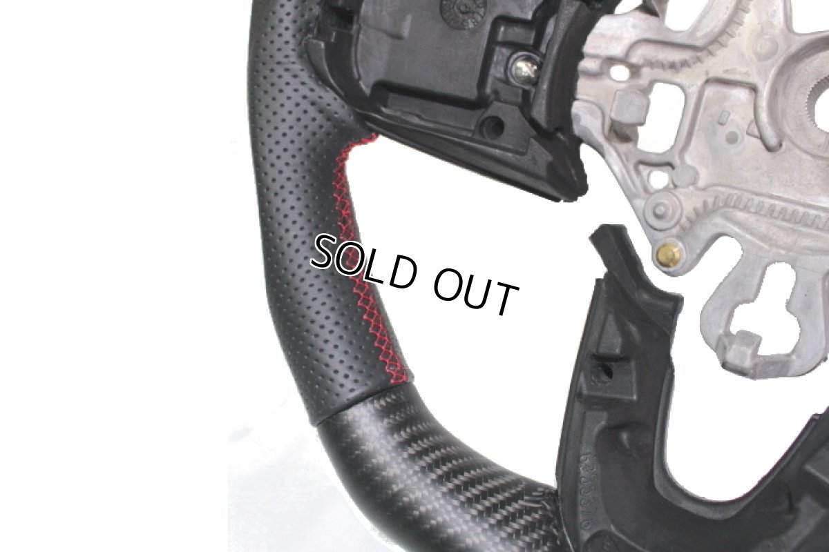 画像2: 【OUTLET】MINI マットカーボン/パンチングレザーステアリング レッドステッチ (2)