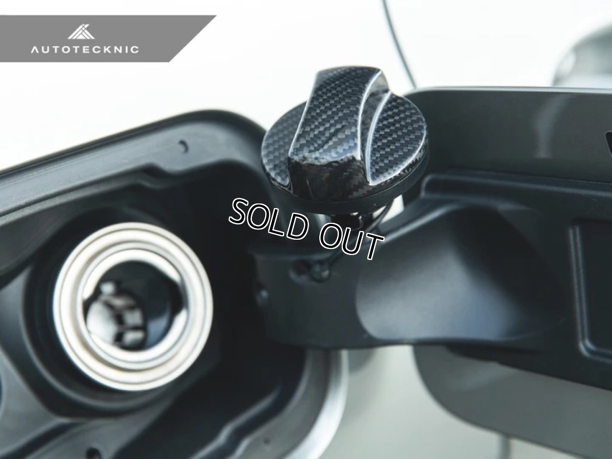 画像2: AUTOTECKNIC DRY CARBON COMPETITION FUEL CAP COVER for BMW (2)